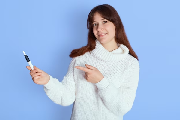 Una mujer con un bolígrafo inteligente para inyectarse insulina.