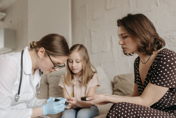 Niña con diabetes infantil